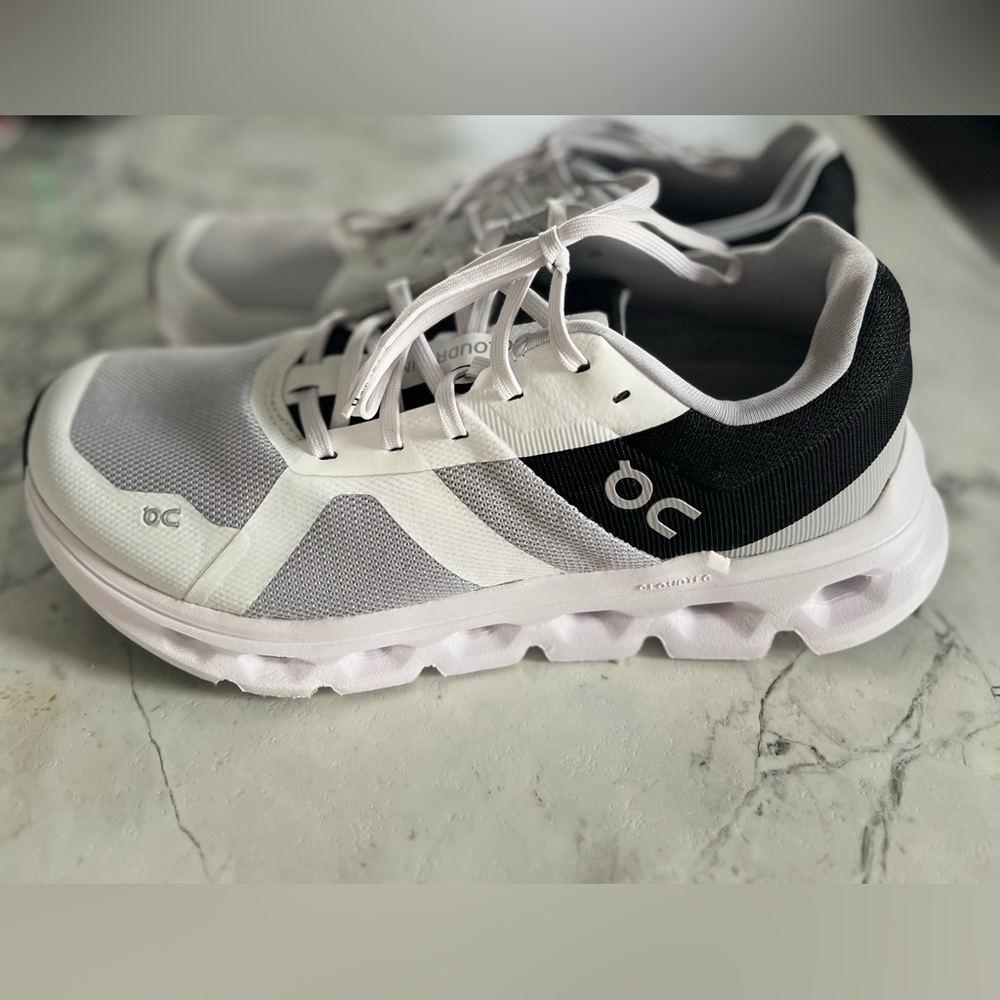 ON Cloudrunners LIKE NEW, size 7 (men’s) 8,5 (women’s)
